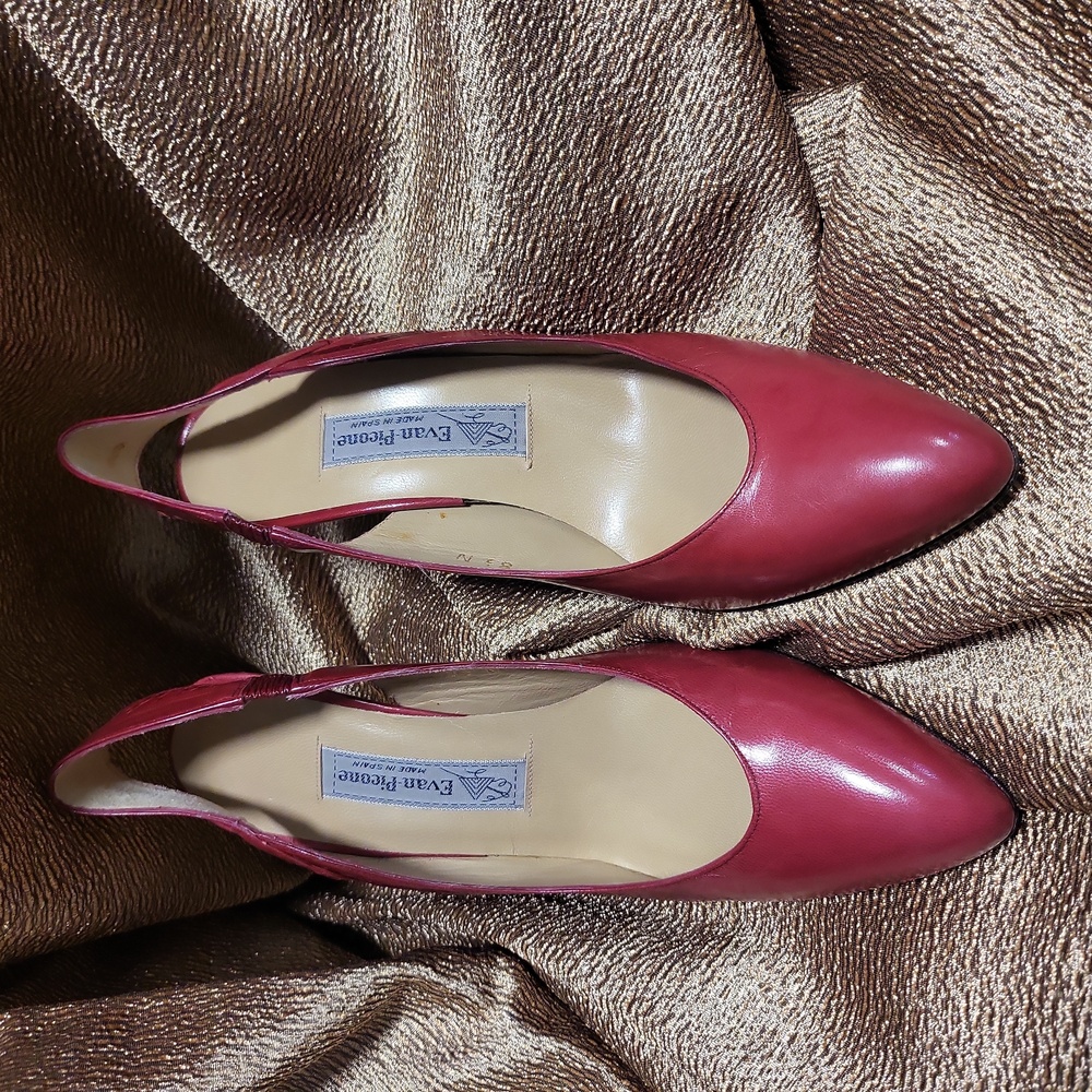 Classy Red slingback close toe by Evan Picone. 8.5N